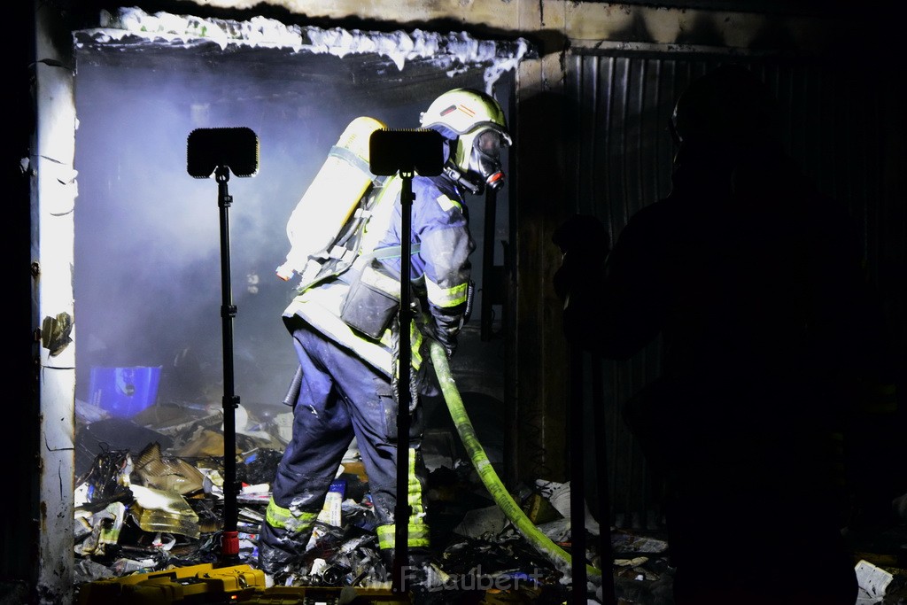 Feuer Hinterhof Garagen Koeln Hoehenberg Olpenerstr P112.JPG - Miklos Laubert